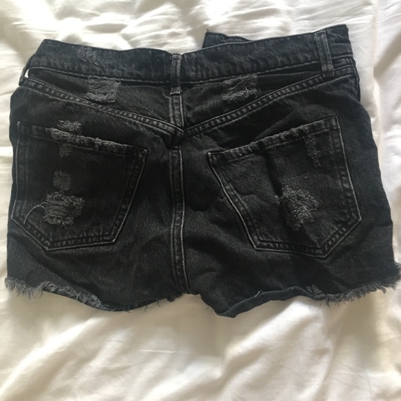 AGOLDE Jaden High Rise Cuttoff Distressed Black Shorts   (23) - Picture 4 of 6
